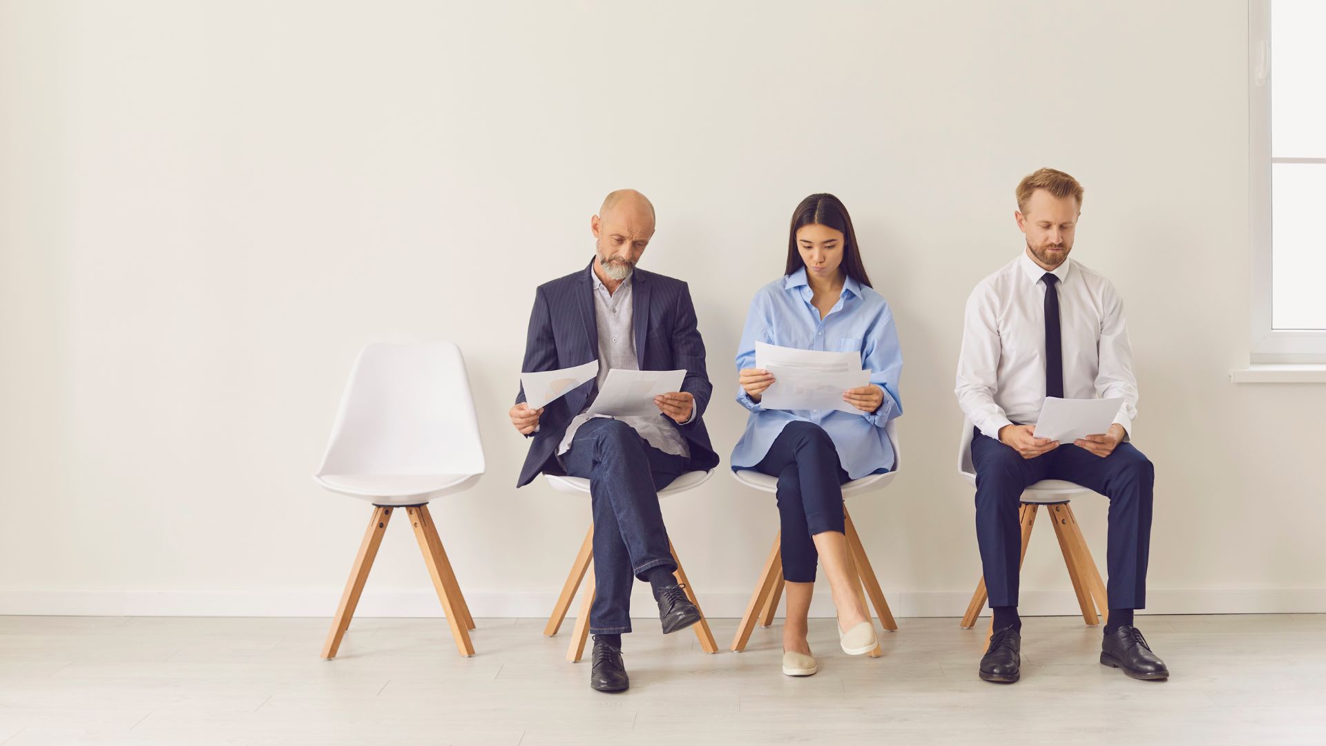 3 mensen wachten in wachtkamer voor interview