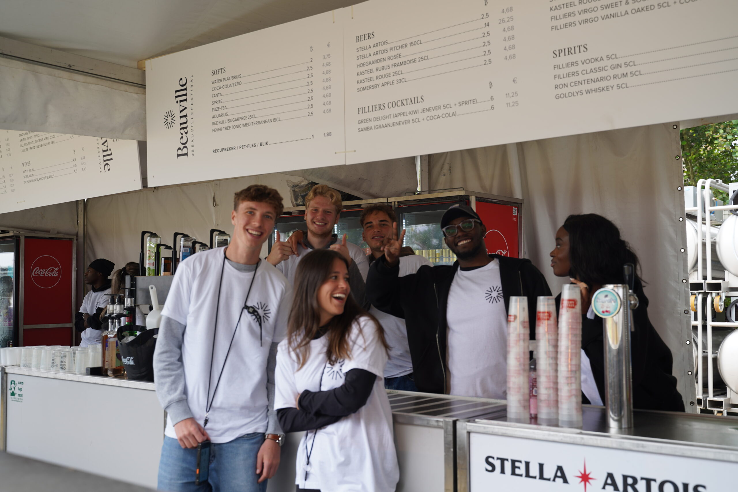 team dat samenwerkt in een bar